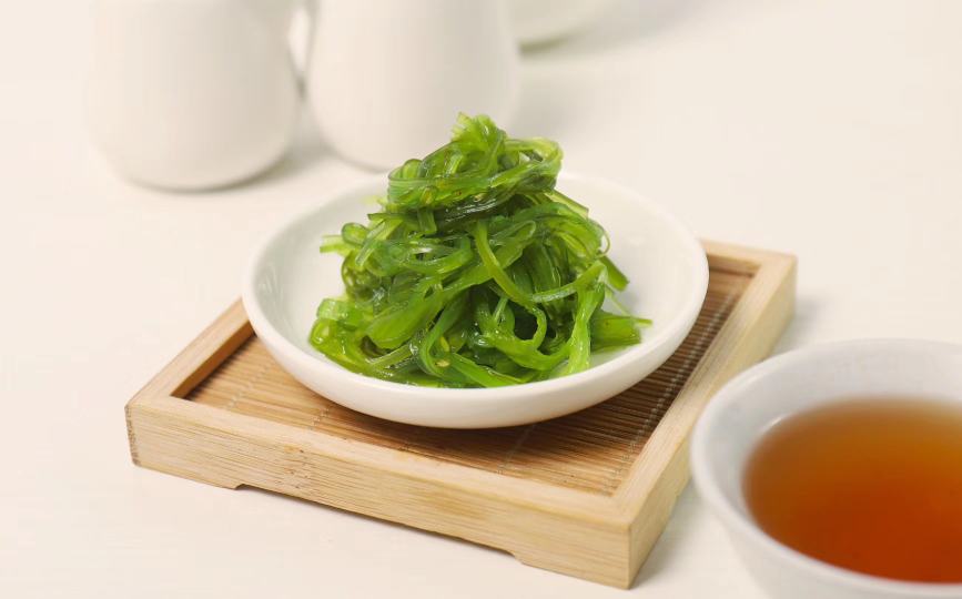 家庭厨房中海带与紫菜的典型菜肴摆盘照片