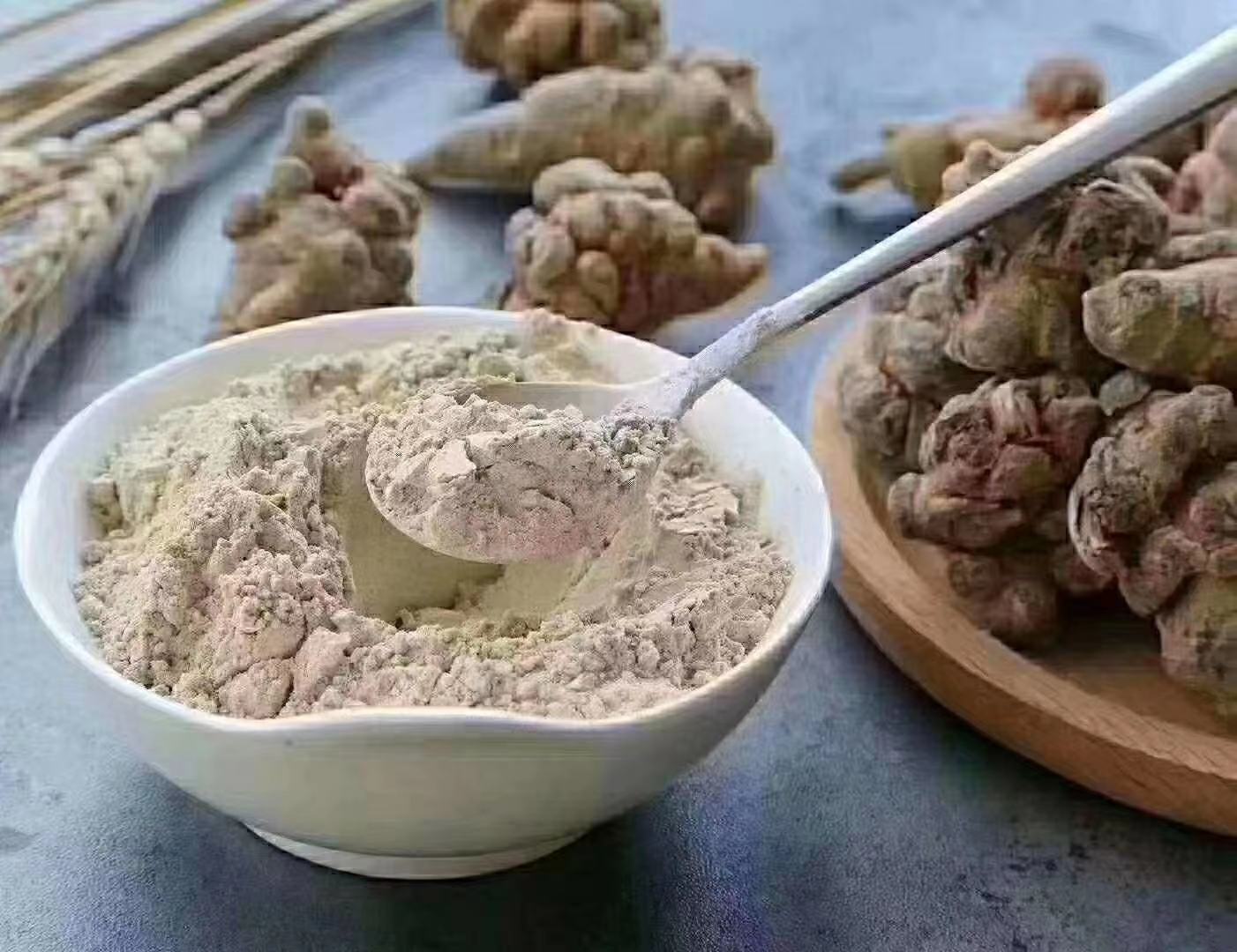 三七根超微破壁粉科学服用示意图:使用电子天平精确称取3.0g粉末,加入100ml40℃温水搅拌成均匀悬浊液,避免高温破坏皂苷活性 三七根粉与温水调和过程特写,粉末细腻呈灰黄色,悬浮于透明水中形成均匀胶状悬浊液,容器旁放置标尺与电子天平显示精确称量3.0g
