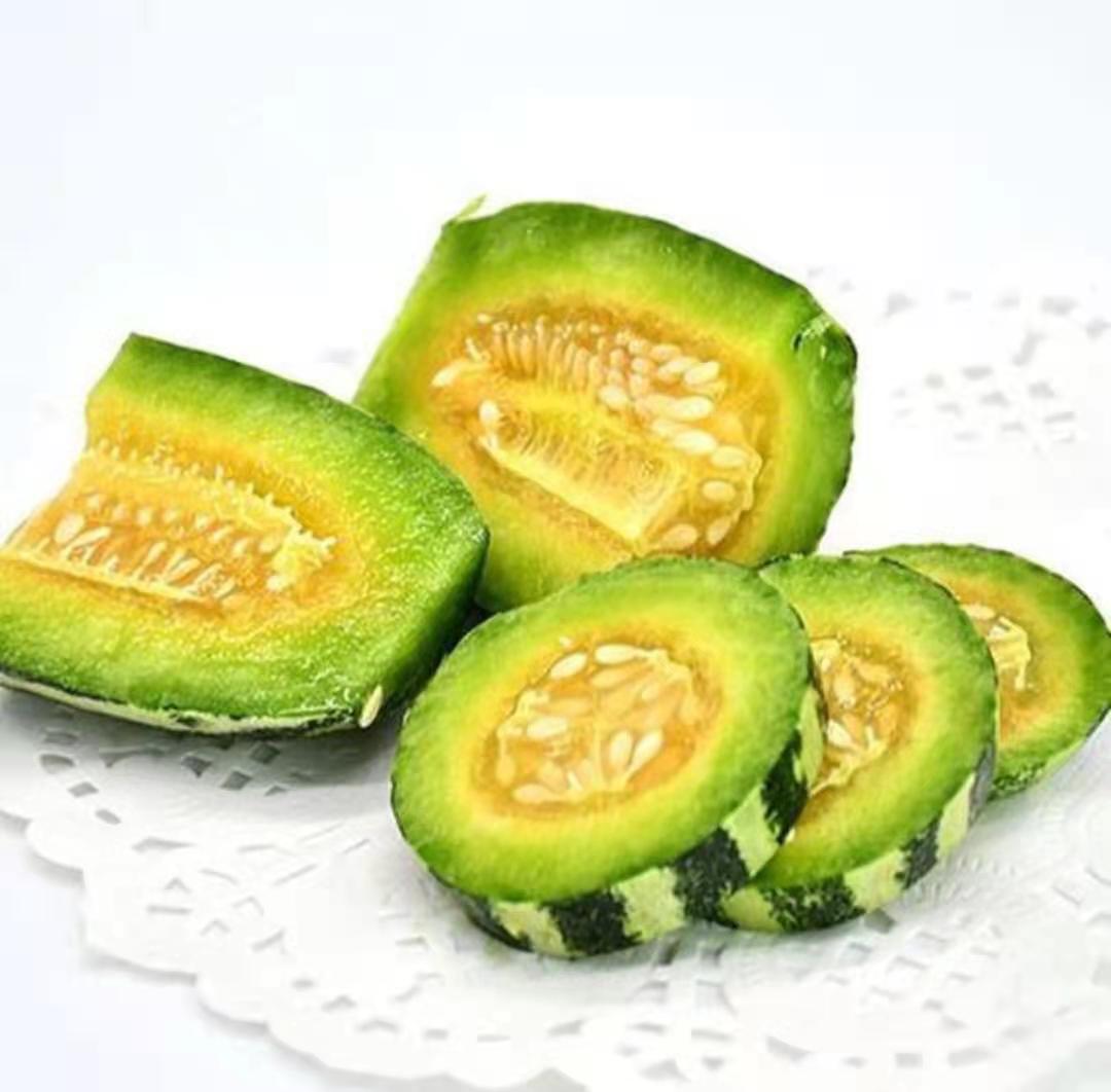 头茬羊角蜜甜瓜切开展示图:半枚完整羊角蜜甜瓜横切面朝上置于原木砧板,果肉橙黄饱满、质地细腻致密,中心腔小,种子排列整齐嵌于琥珀色胶质中,周围散落几片新鲜薄荷叶与两颗蓝莓作点缀,自然光线下果肉泛柔润光泽 头茬羊角蜜甜瓜切开展示图:半枚完整羊角蜜甜瓜横切面朝上置于原木砧板,果肉橙黄饱满、质地细腻致密,中心腔小,种子排列整齐嵌于琥珀色胶质中,周围散落几片新鲜薄荷叶与两颗蓝莓作点缀,自然光线下果肉泛柔润光泽