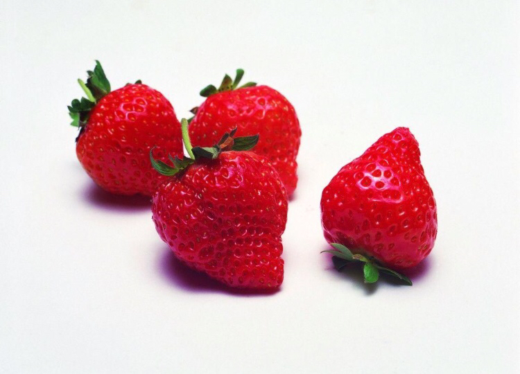 奶油草莓甜点展示