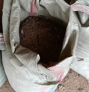 [鸡粪批发]本鸡场有一批鸡屎出售!有合适的老板来拉?有1000多包!