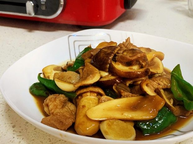 松茸菇炒牛肉成品图,色泽诱人,香气扑鼻 松茸菇炒牛肉成品图