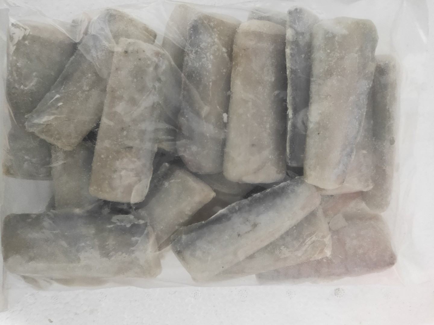 带鱼保鲜工艺对比图:左侧展示传统渔船粗放堆放带鱼(鱼体叠压、无预冷)导致腹部发黄;右侧为标准化保鲜流程:放血→去脏→茶多酚冰水浸泡→真空速冻,鱼体银鳞完整、肌肉紧实 带鱼保鲜工艺对比图:左侧展示传统渔船粗放堆放带鱼(鱼体叠压、无预冷)导致腹部发黄;右侧为标准化保鲜流程:放血→去脏→茶多酚冰水浸泡→真空速冻,鱼体银鳞完整、肌肉紧实