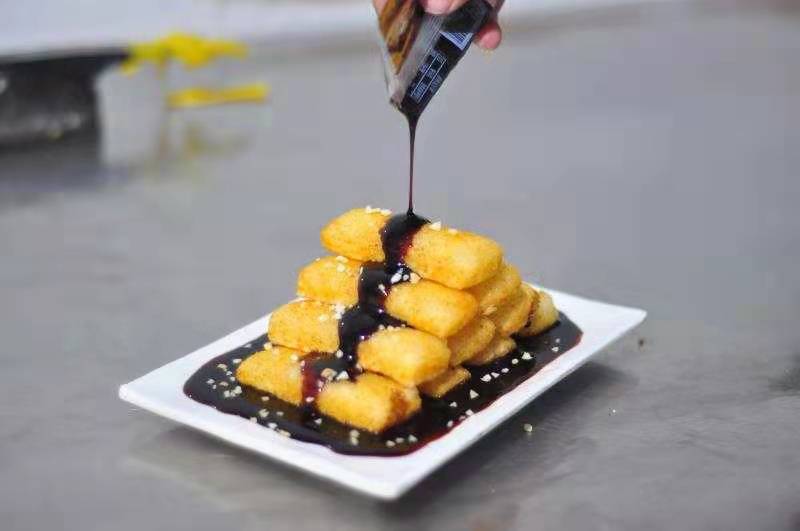 甘蔗榨汁与红糖加工现场