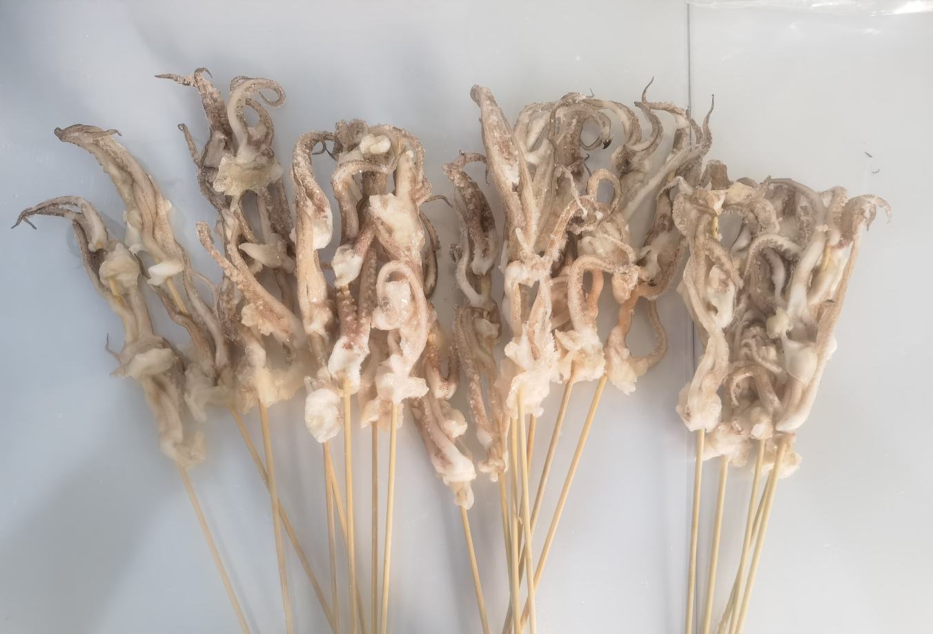 白鱿鱼须与黑鱿鱼须烹饪成品对比图,展示其在不同料理方式下的表现 白鱿鱼须与黑鱿鱼须烹饪对比图