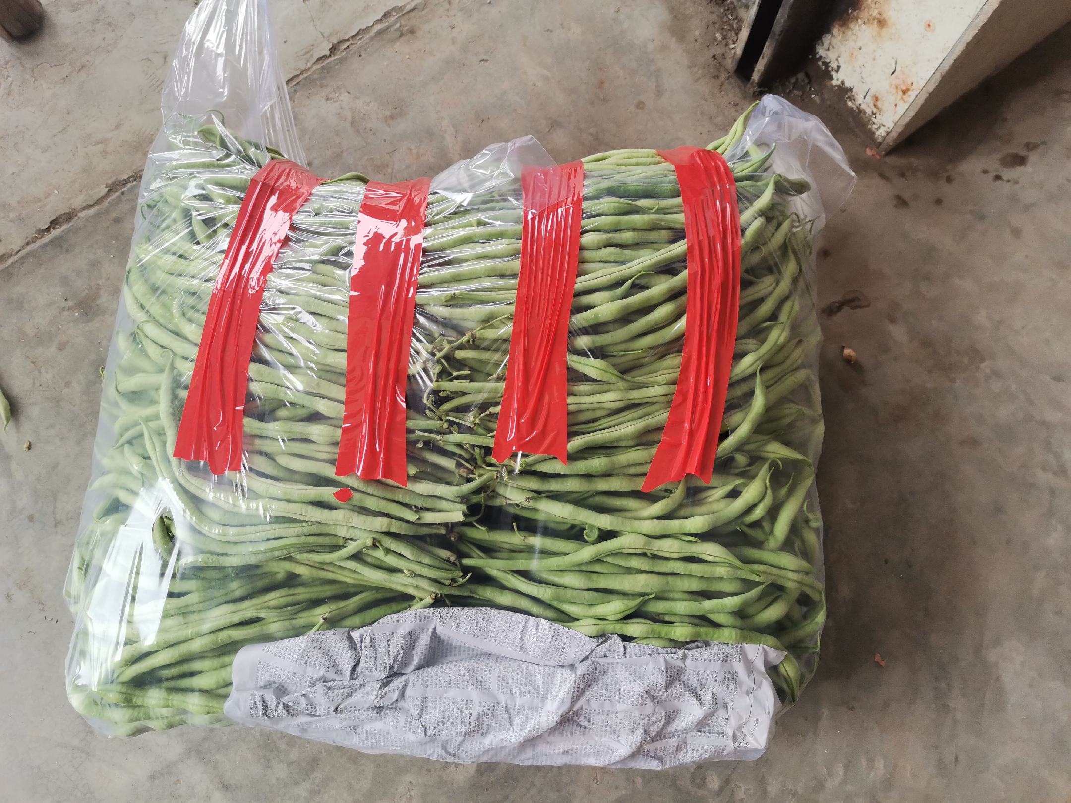 展示荷兰豆去头去筋的详细步骤,豆荚整齐排列,操作台干净 荷兰豆择豆去筋过程