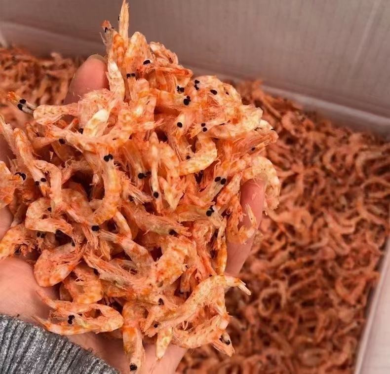 虾头熬油步骤图,展示虾头与姜片一同炒香的过程 虾头熬油过程图