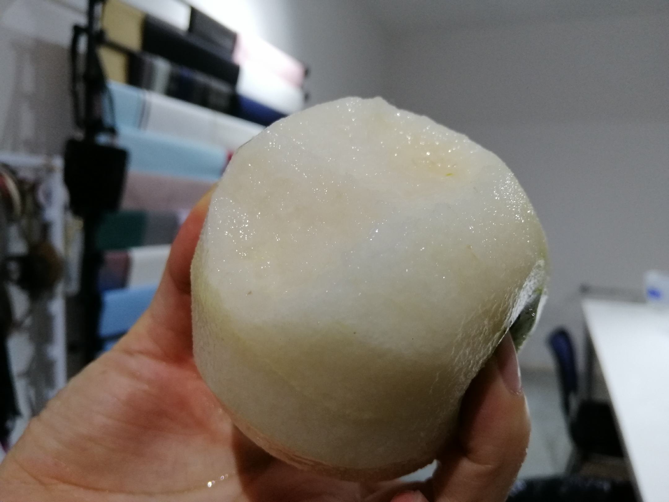 一个新鲜采摘的翠冠梨被横向切开,露出洁白如玉的果肉,汁水欲滴,果核小而规则,周围摆放着测量工具如游标卡尺和糖度计,背景为实验室白色台面,体现科学检测场景 翠冠梨切面特写