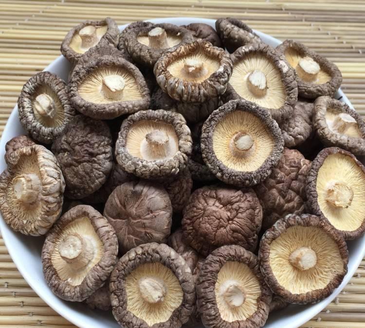 腊排骨炖干香菇成品图