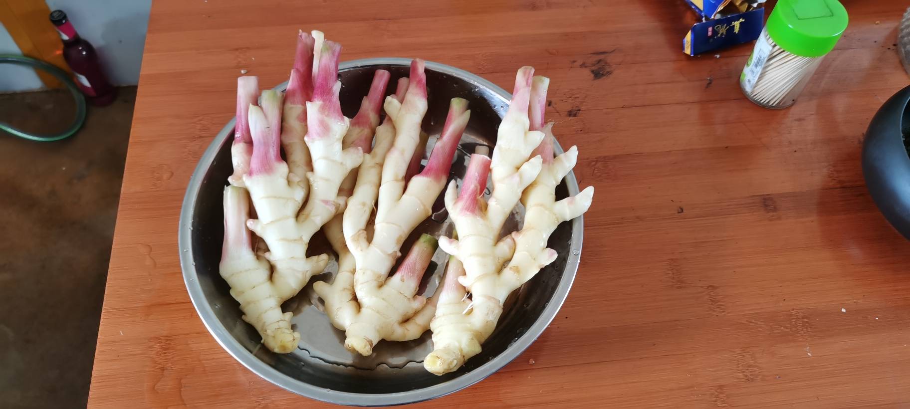 子姜与红姜对比图