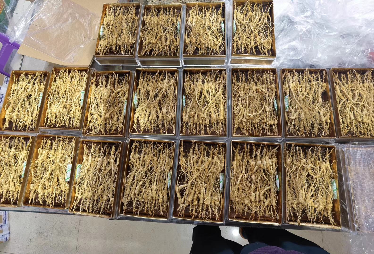 棚参在市场中的销售场景,展示其作为礼品和日常滋补品的广泛用途 棚参在市场中的销售场景