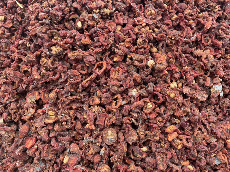 并列展示山楂干与新鲜山楂的实物图,标注其主要差异点 山楂干与新鲜山楂对比图