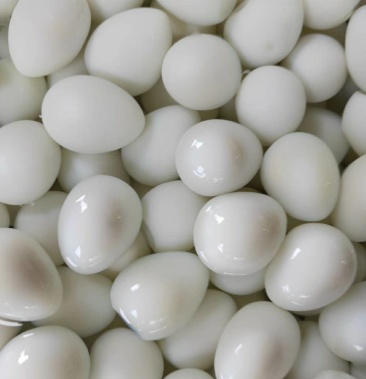 煮熟的鹌鹑蛋剥了壳的清水去洗的都是自己的家里加工的