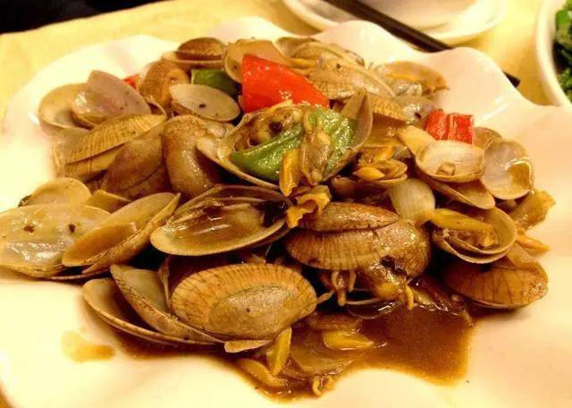 成品图:色泽鲜亮的螺丝椒炒扇贝装盘,香气扑鼻,诱人食欲 成品图:螺丝椒炒扇贝装盘展示