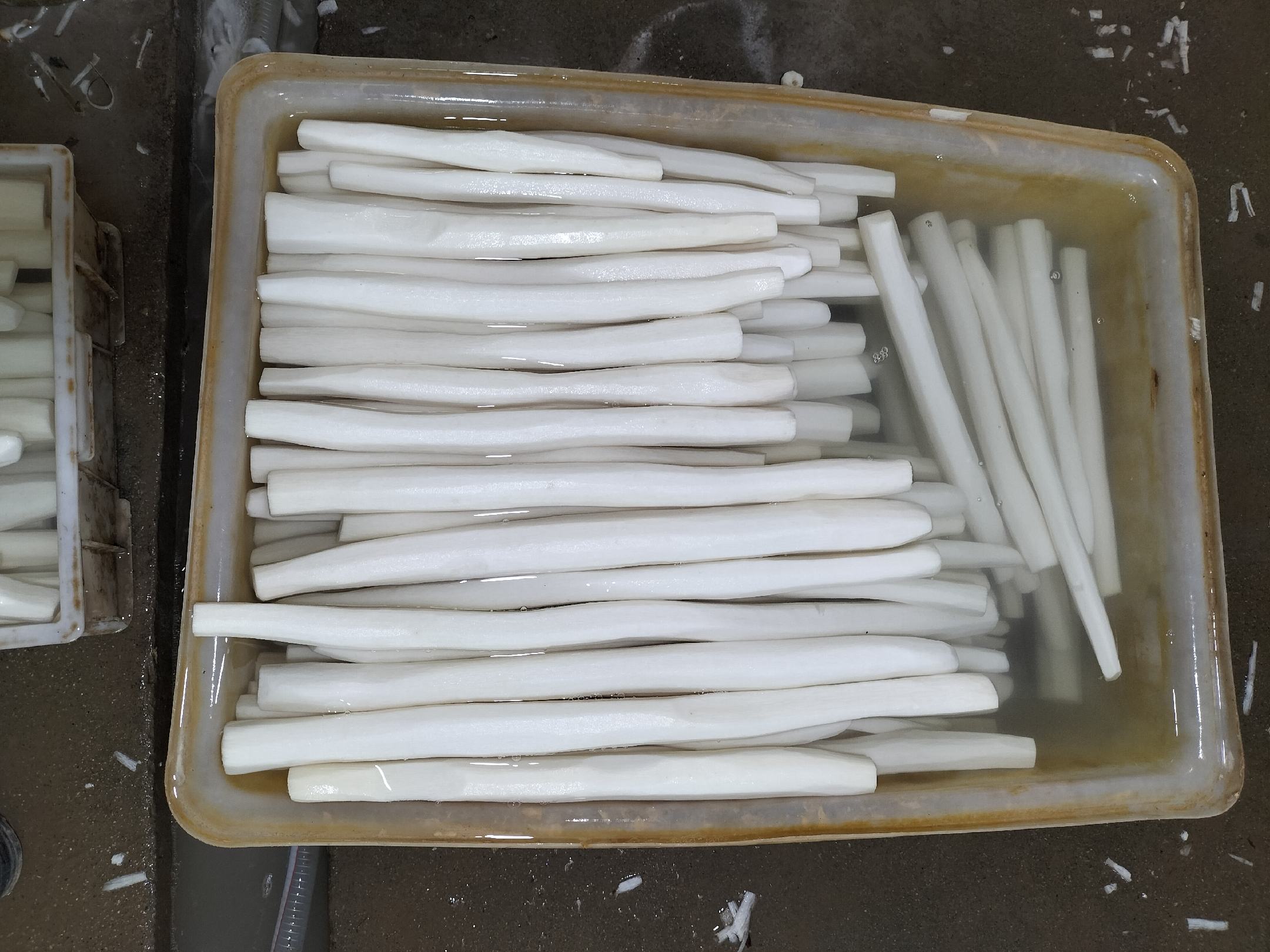 白玉山药蒸熟后压成细腻山药泥的过程