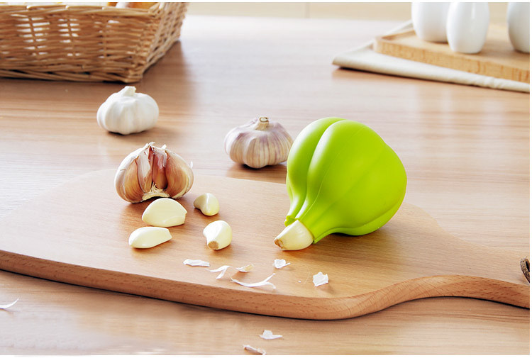 家庭厨房中的小型蒜米脱皮机