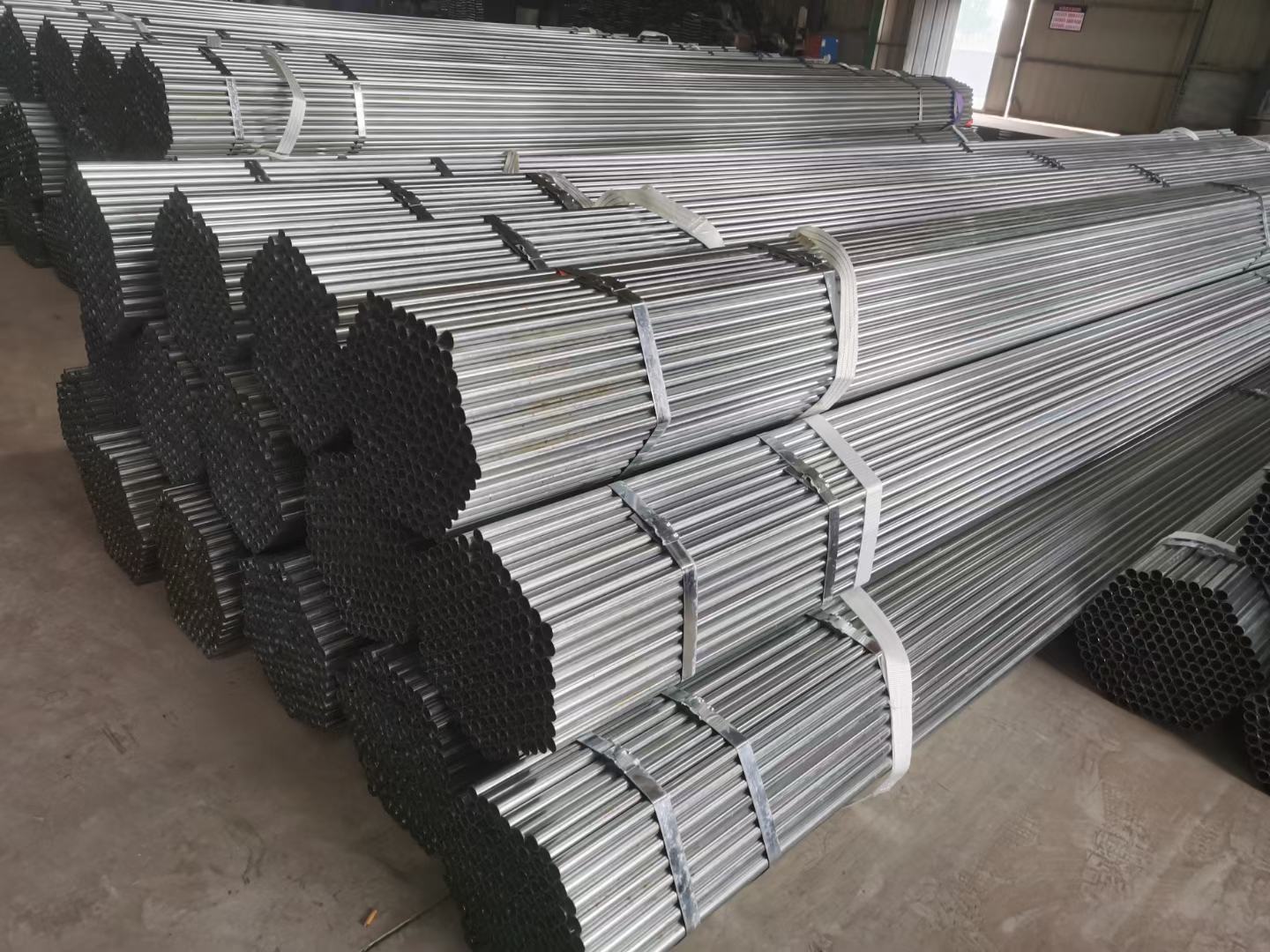 冷棚施工现场,工人正在安装镀锌钢管骨架 葡萄冷棚建设现场施工图
