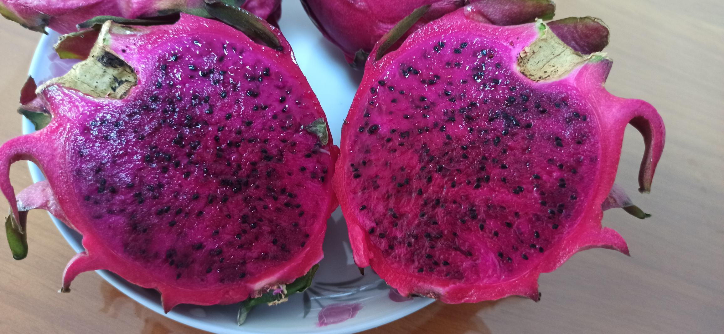 红心火龙果切开展示果肉