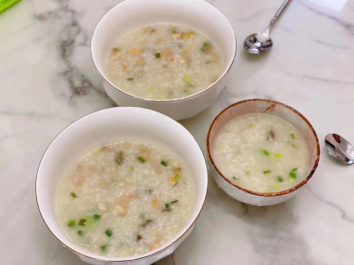 小葱饼子拌虾皮搭配小米粥和小菜,摆盘精美,适合早餐或夜宵 小葱饼子拌虾皮搭配图