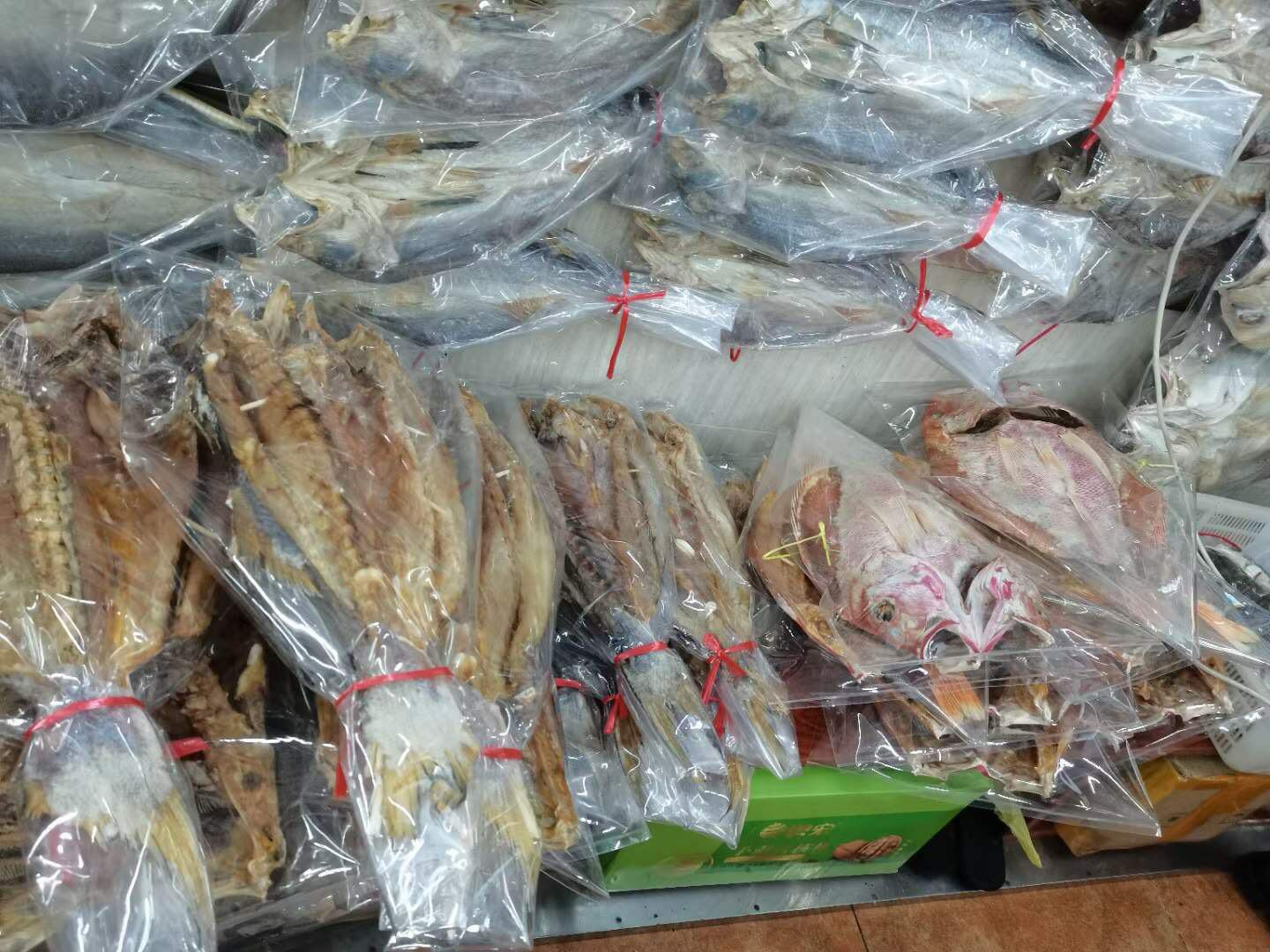 德保矮马马奶冻干粉产品礼盒与生产流水线实景