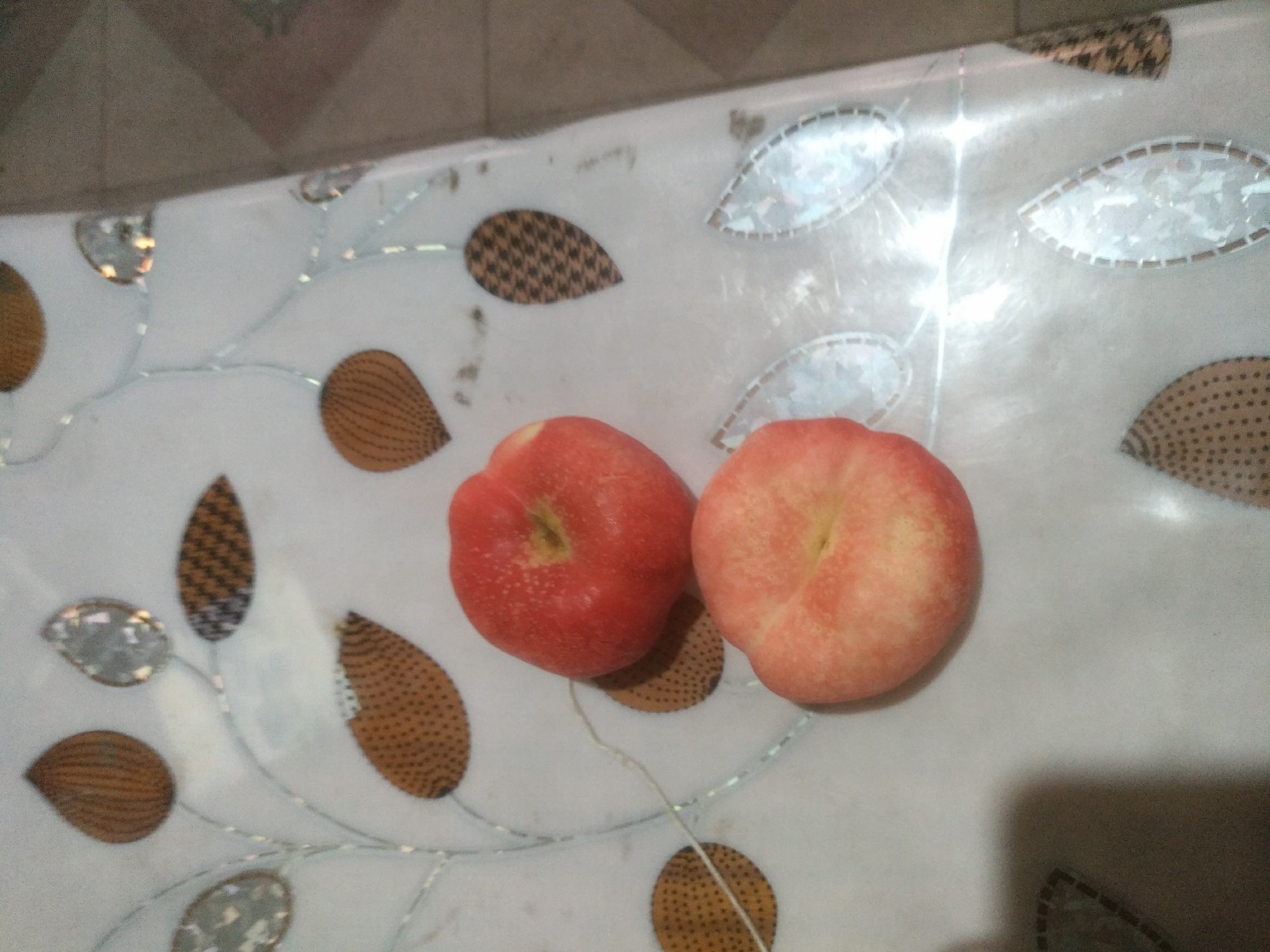 寿桃与伊面食材摆盘图