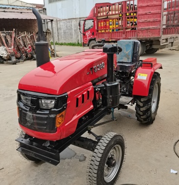 单缸两驱28马力拖拉机,机身宽度1.05米,机身超窄