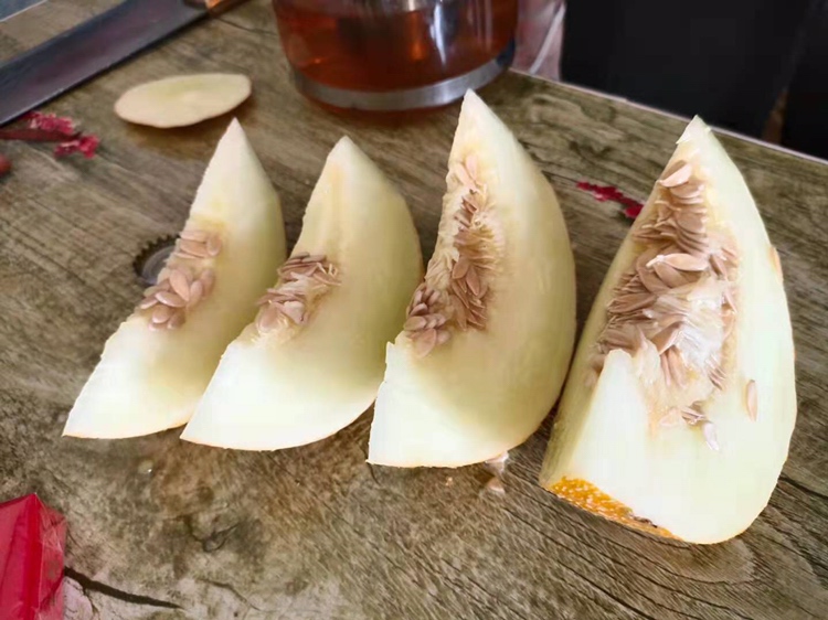 切开的伊丽莎白甜瓜横截面展示