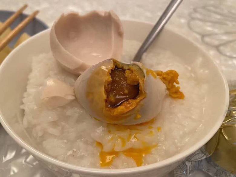 红枣小米粥与咸鸭蛋早餐搭配 红枣小米粥与咸鸭蛋早餐搭配