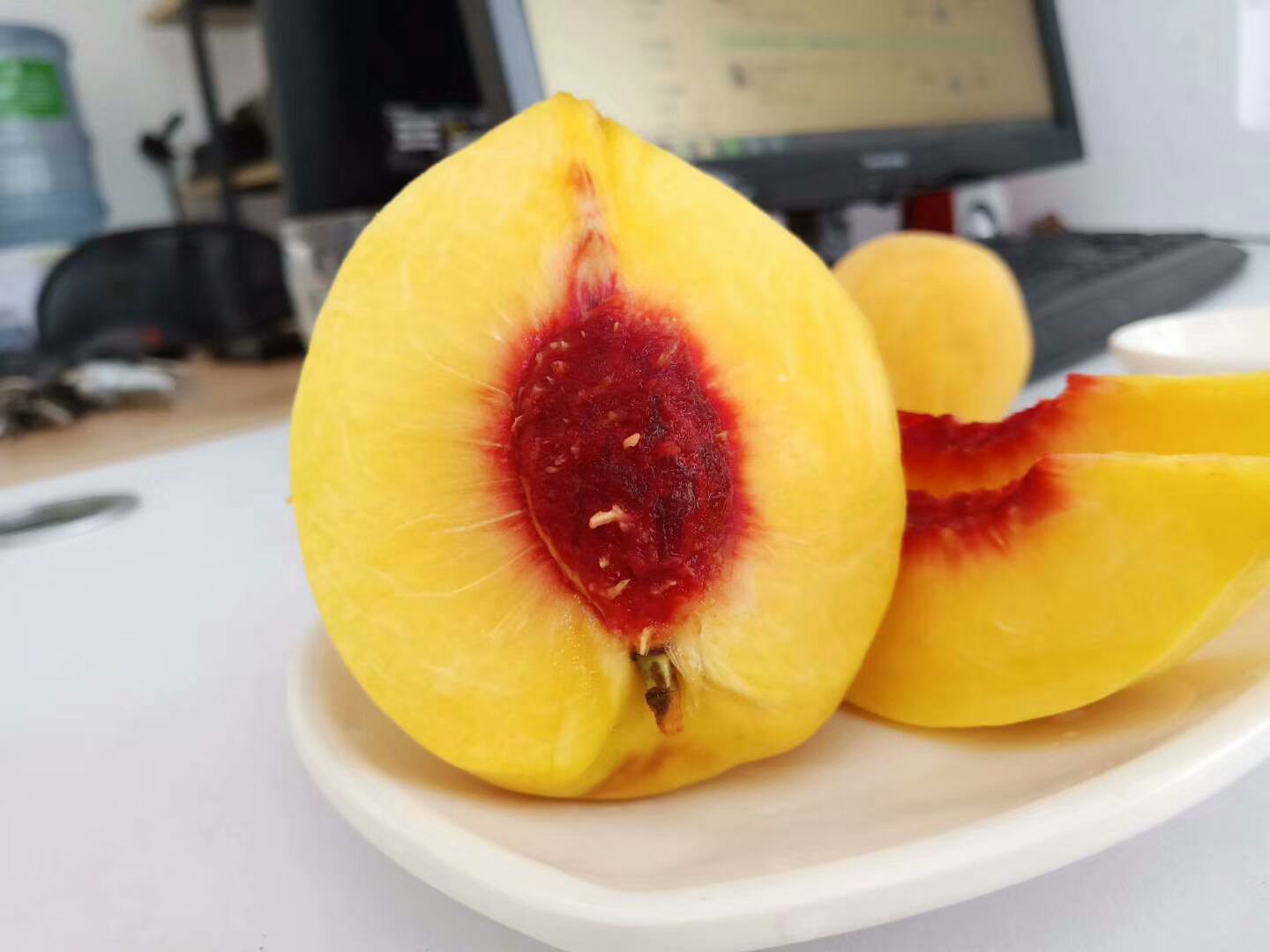 切开的炎陵黄桃特写