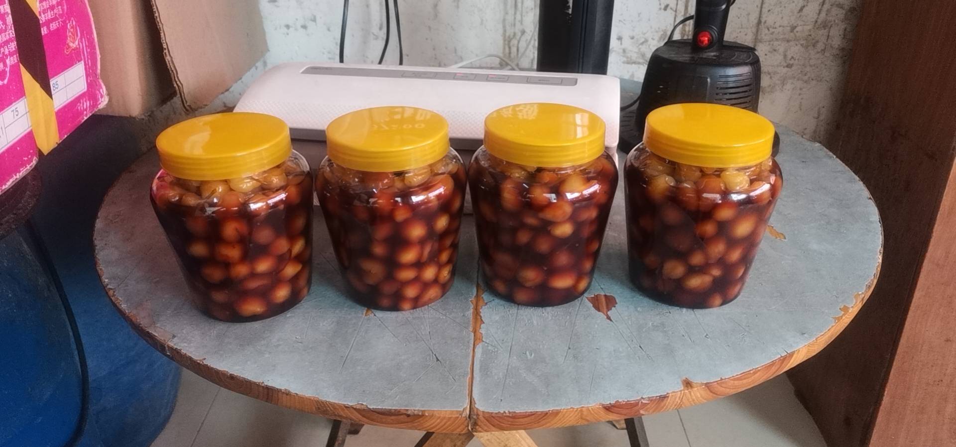 腌制完成后装罐的成品图