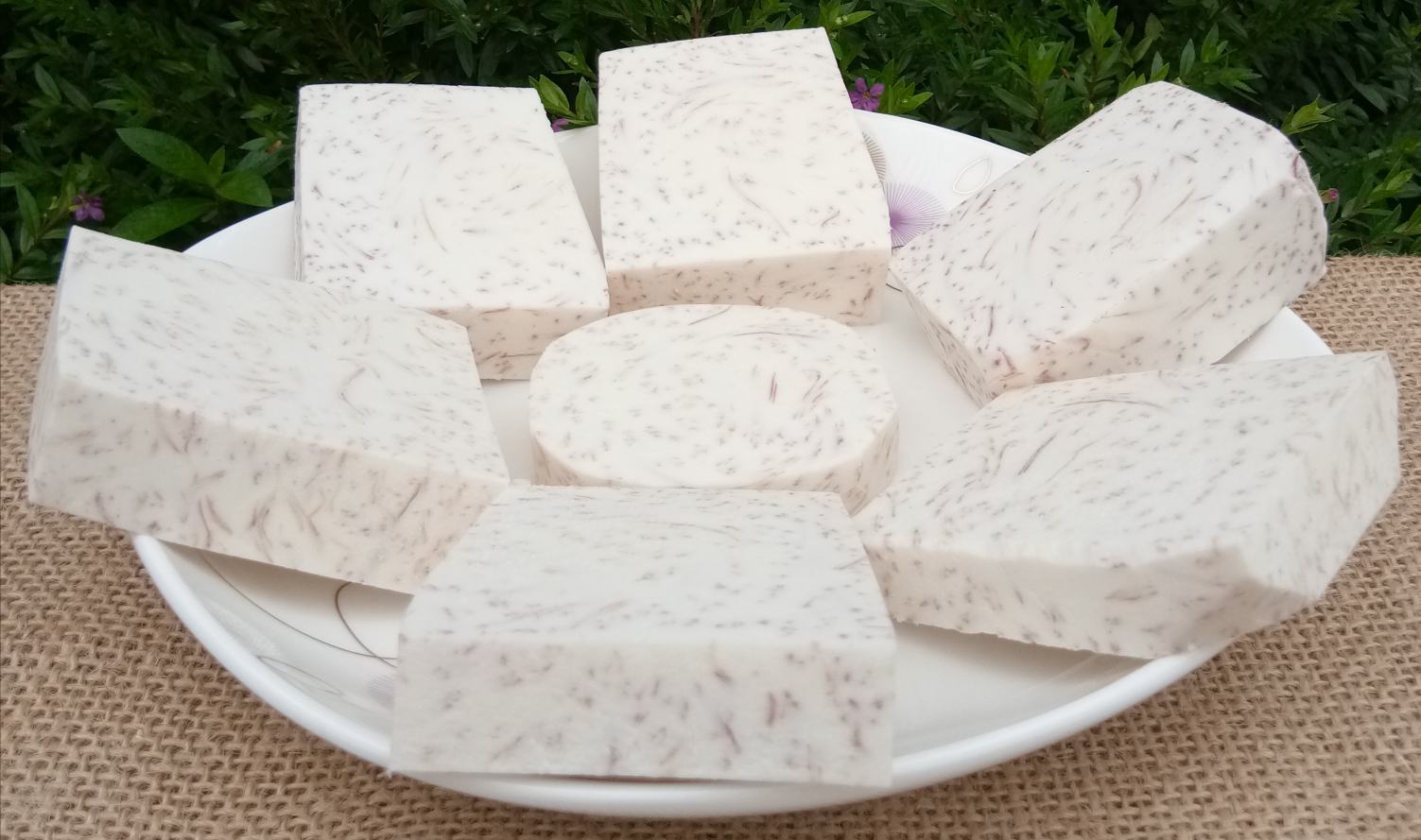 新鲜的荔浦芋头特写,展示其细腻的紫色纹路和切面质地 荔浦芋头特写