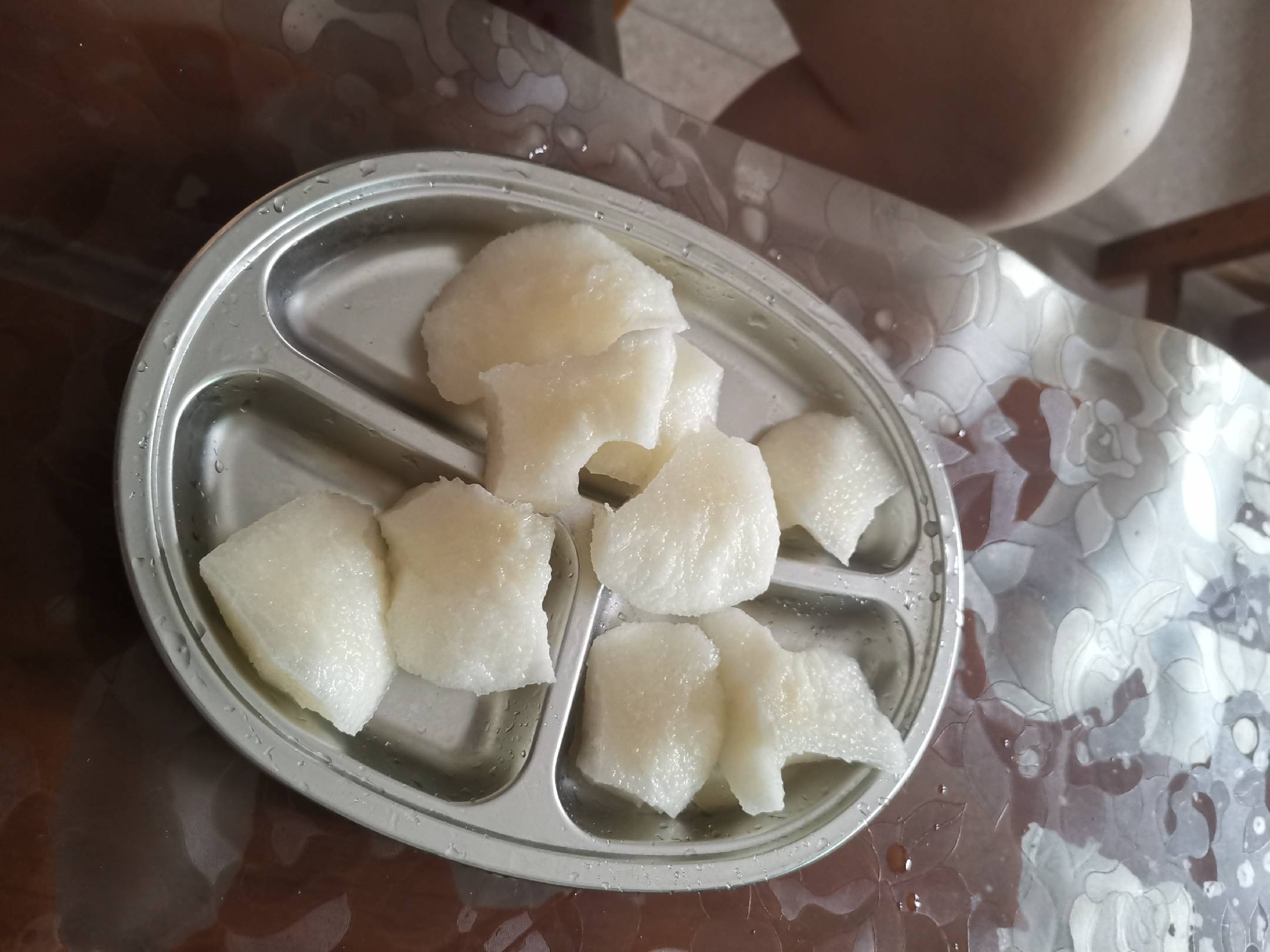 皇冠梨顶部切开并挖去果核，形成一个带柄的梨盅容器