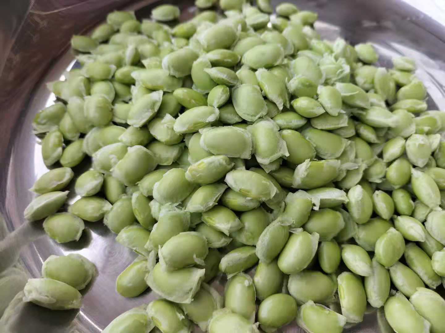 毛豆和花生在大碗中被酱汁拌匀,色泽鲜亮,香气四溢 拌制过程图