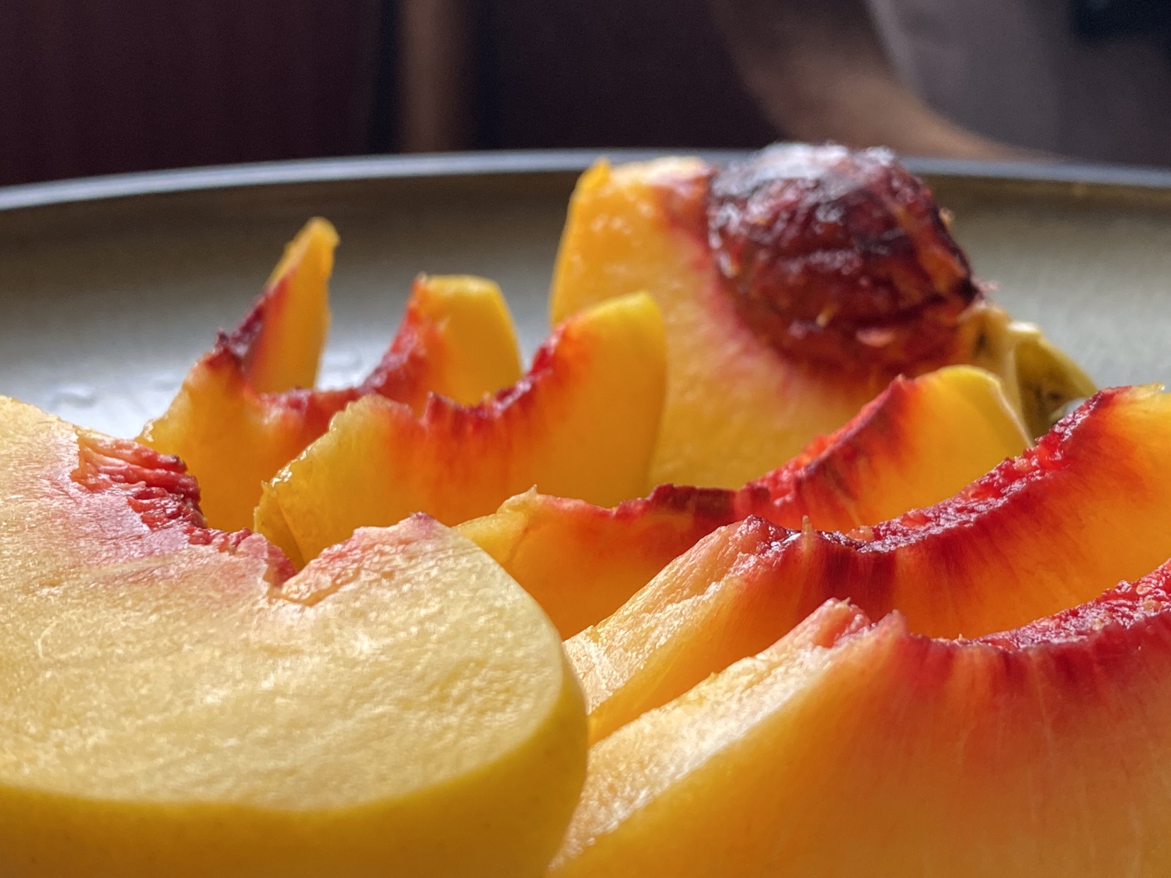 展示以炎陵黄桃为主料制作的甜点,如黄桃派、果酱和冰沙,突出其在烹饪中的多样应用 炎陵黄桃制作的甜点图