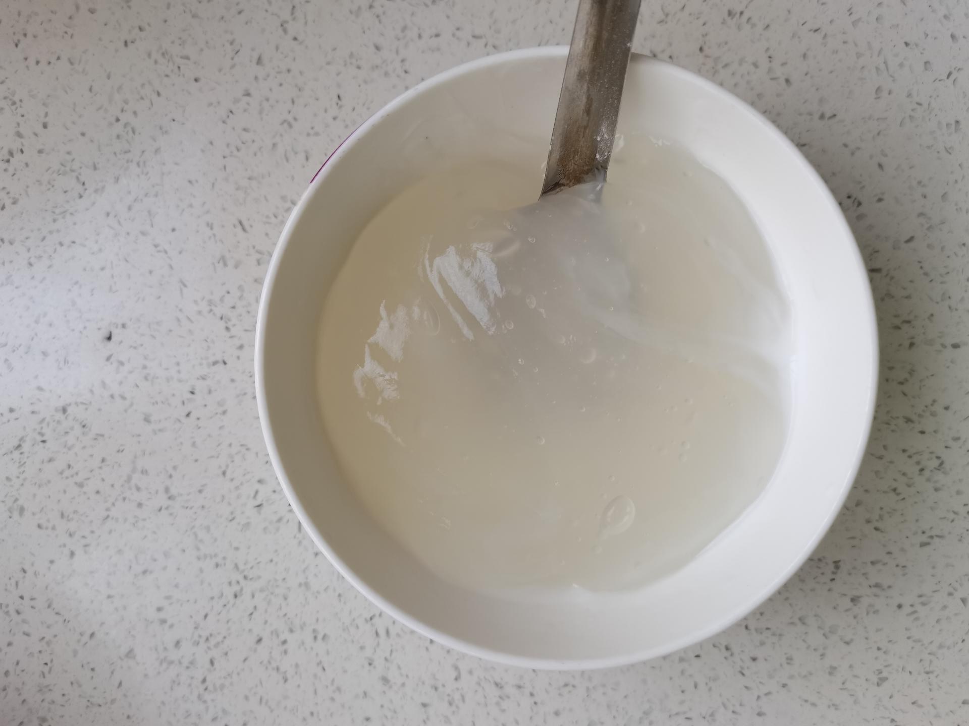 图片说明:展示如何正确冲泡纯藕粉并加入蜂蜜的步骤,包括水温控制、搅拌方式等 冲泡纯藕粉并加入蜂蜜的步骤图