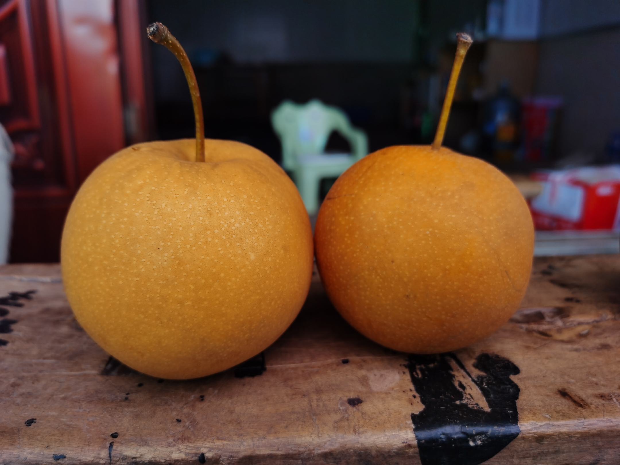 家庭享用香梨场景