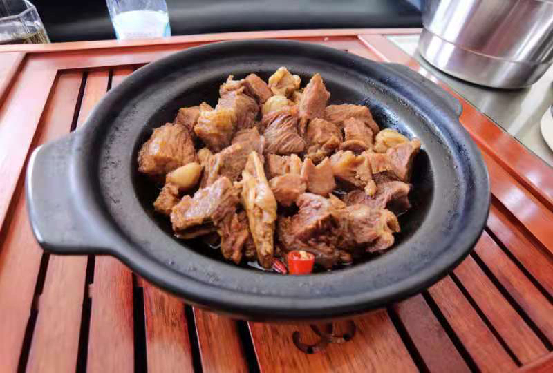 牛肋排炖煮过程特写