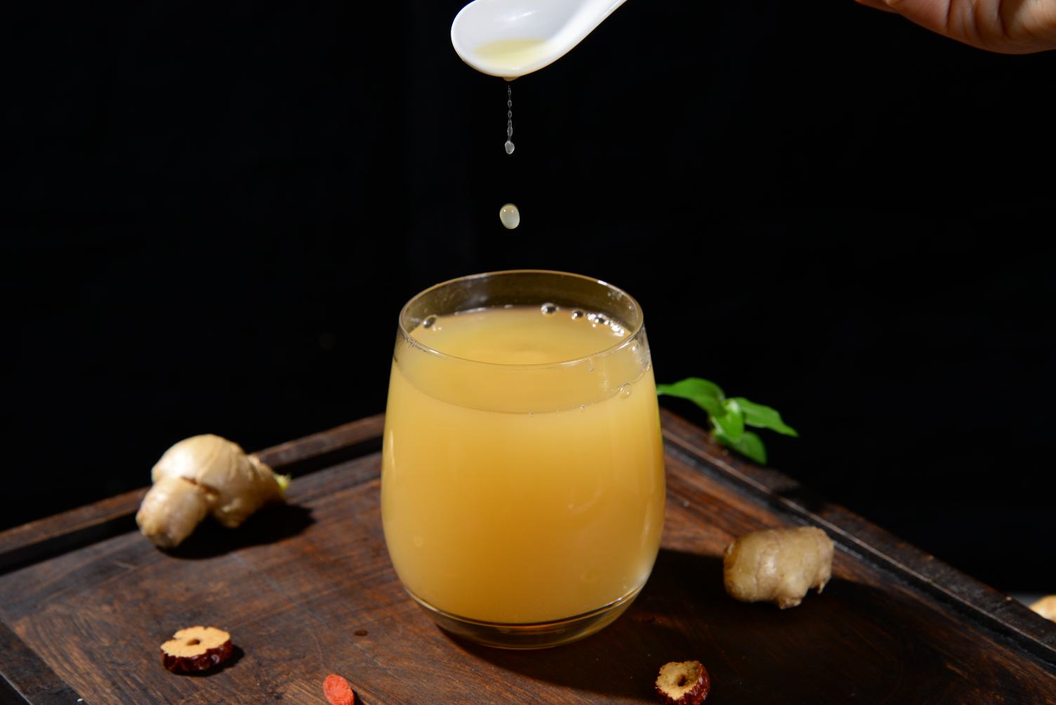 一组包装精美的生姜小黄姜产品展示,包括新鲜姜块、干燥姜片、姜粉罐装、姜茶包和玻璃瓶装姜汁饮品,背景为简约木质桌面,体现现代健康生活方式 生姜小黄姜产品组合