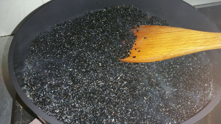 炒制黑芝麻过程