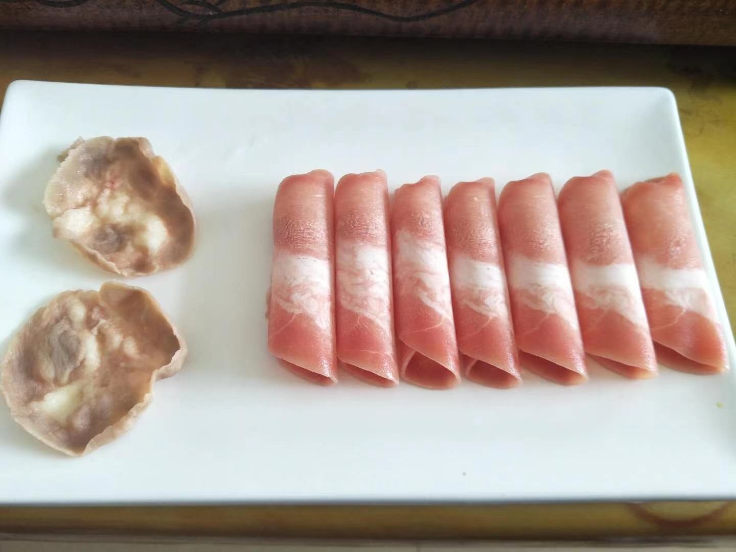 展示焯水后的鸭肉与切块白萝卜摆放在案板上的图片 焯水后的鸭肉与切好的萝卜