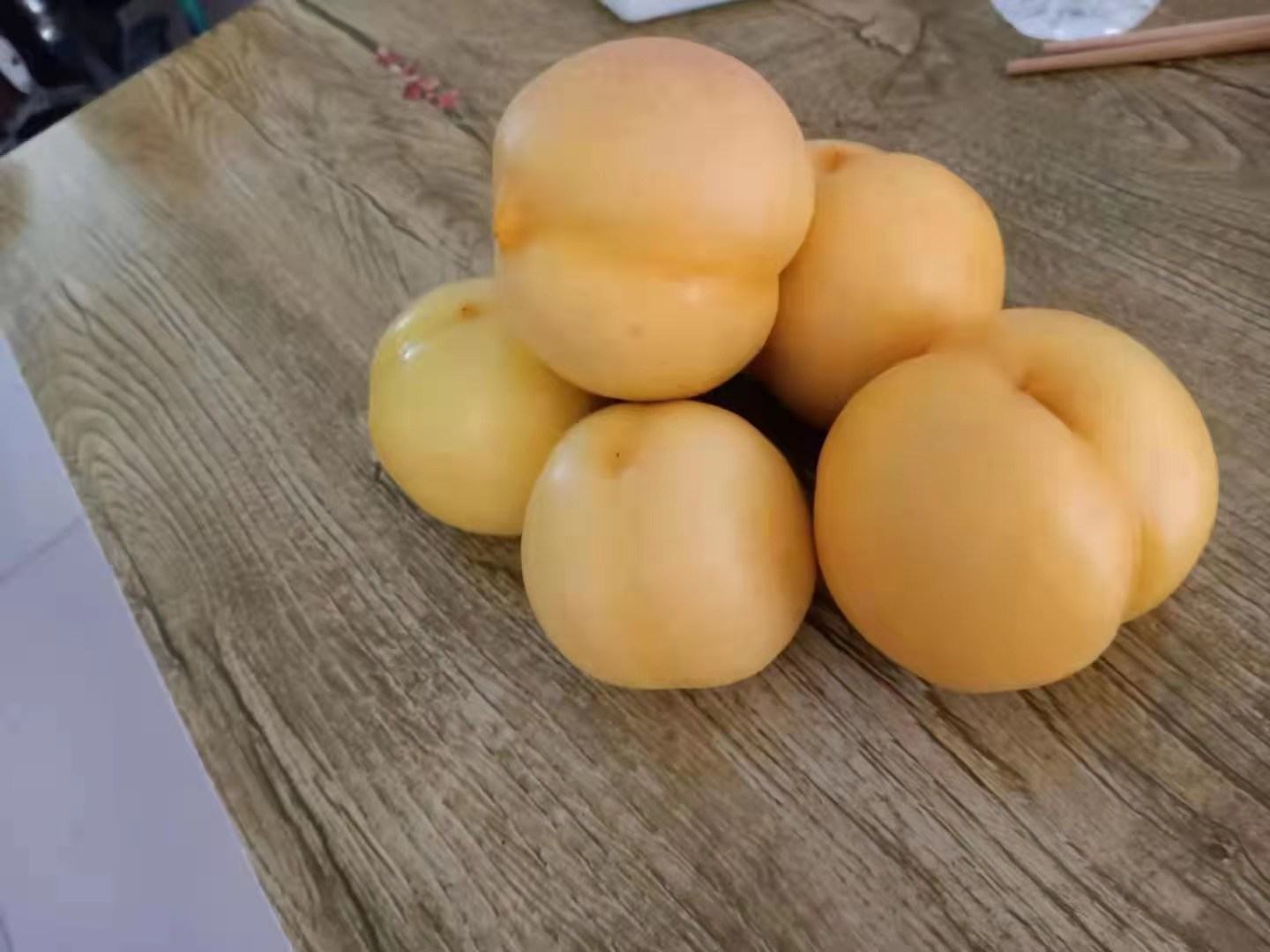 中油金艳油桃切开展示果肉结构