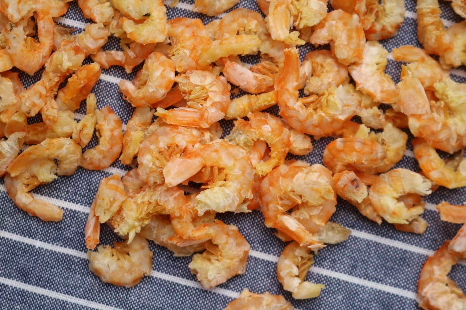 一盘色香味俱全的土豆炒虾仁,虾仁鲜嫩,土豆软糯,色泽诱人 土豆炒虾仁成品图