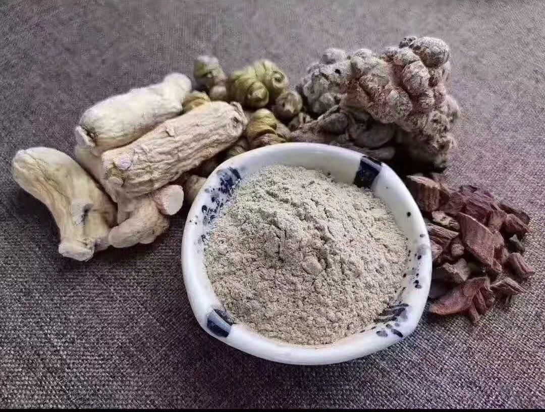 三七超微破壁粉显微结构对比：左图为普通研磨40头三七粉（可见完整淀粉粒与纤维束），右图为超微破壁40头三七粉（颗粒均匀≤5μm，无完整细胞结构）