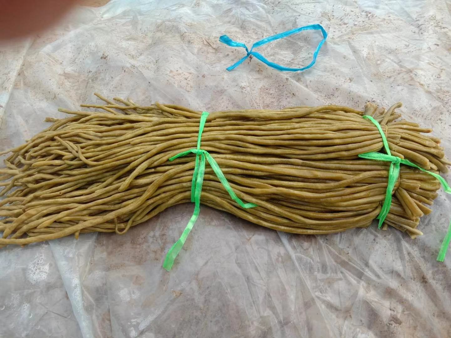 豆角腌制装坛图示