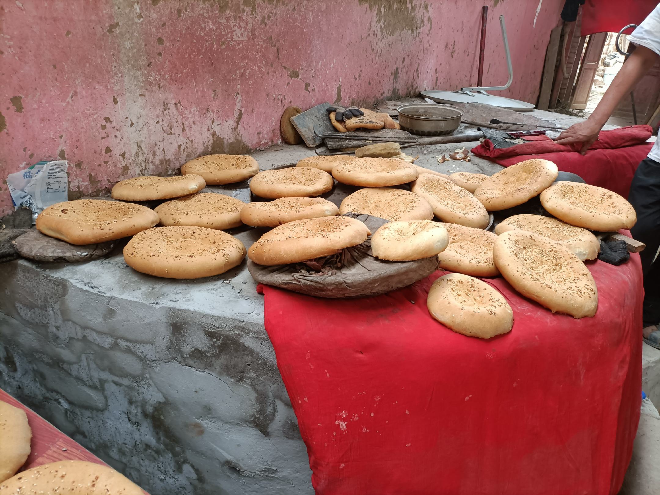 新疆阿克苏地区库车市某食品加工厂内的新疆红荔枝面生产线,工人正在进行原料配比与混合操作 新疆红荔枝面生产线