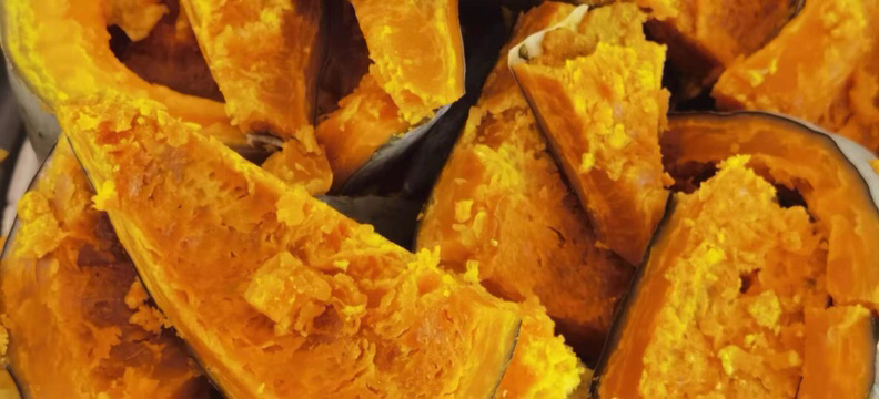 板栗南瓜切开与烹饪成品对比图