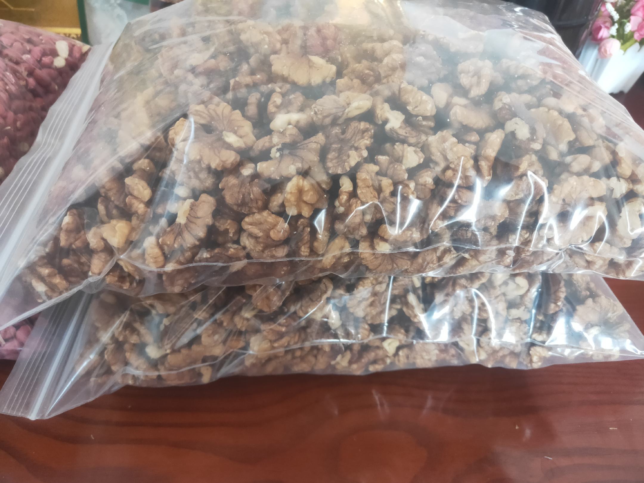 微距拍摄合规黑芝麻球包装关键信息区,镜头精准框定SC许可证编号(含1401后缀)、配料表第一行‘黑芝麻’字体加粗、营养成分表中‘钙’行数值‘782mg’高亮、底部‘脱壳率≥99.5%’声明,所有文字清晰可辨 黑芝麻球产品标签细节特写:聚焦包装正面SC编号、配料表首位黑芝麻字样、营养成分表钙含量数值、脱壳率声明四要素