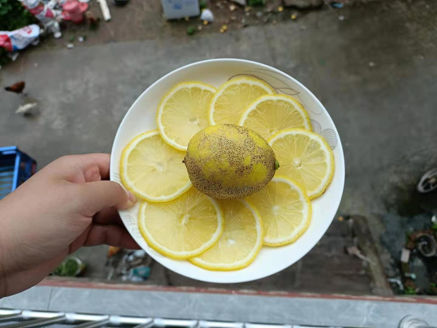 尤力克柠檬摆放在厨房中,旁边有榨汁器和切片工具,展示其日常使用场景 尤力克柠檬在厨房中的应用场景