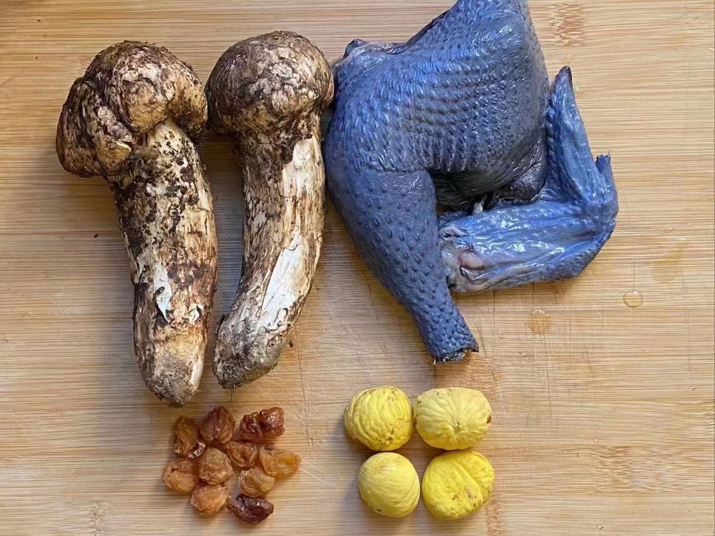 栗子炖鸡的热气腾腾画面