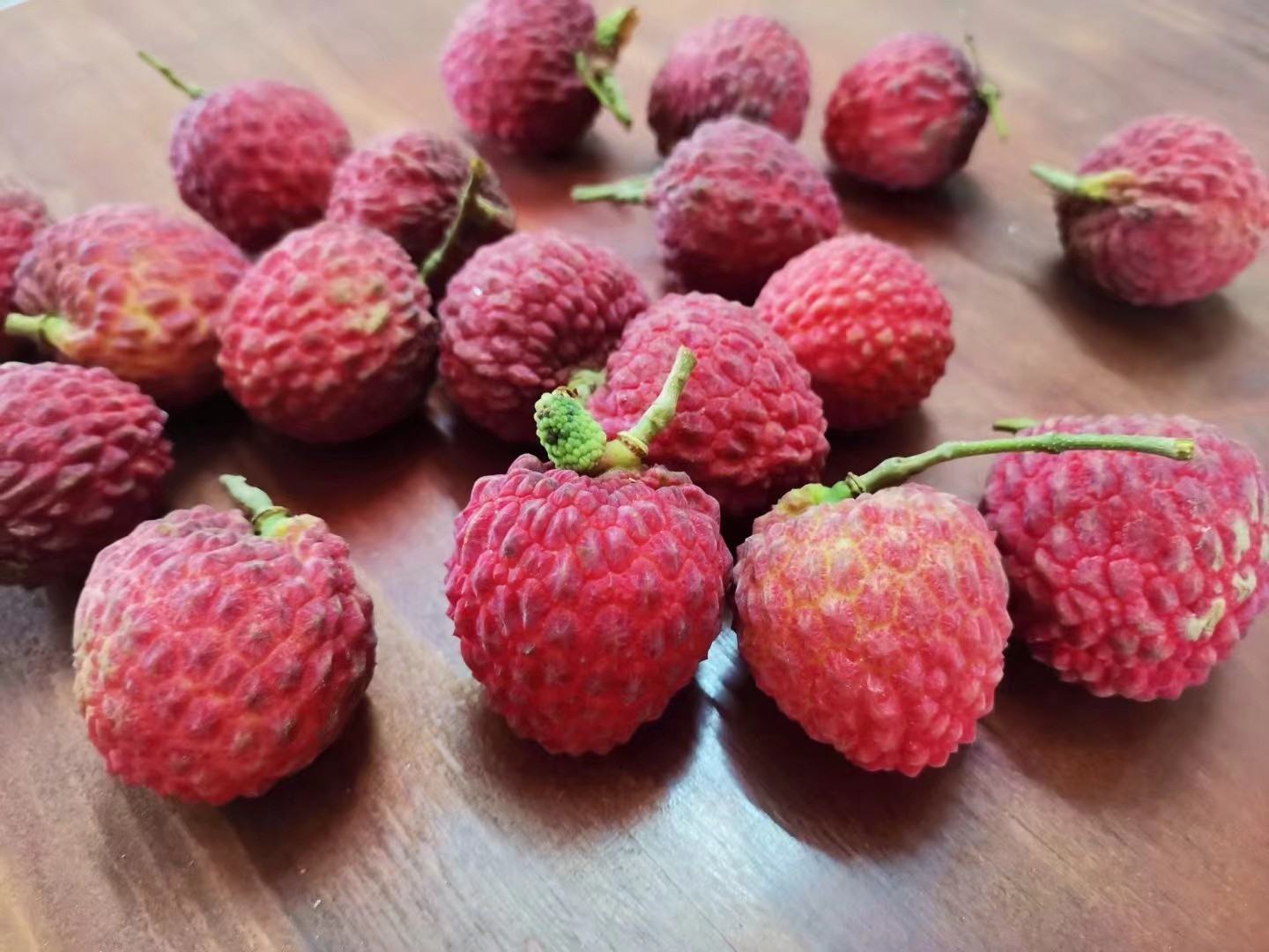 红毛丹与荔枝对比图